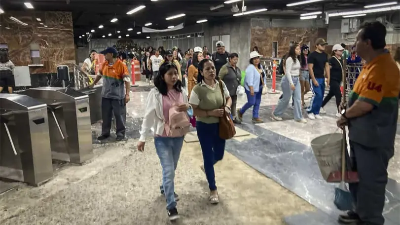 Los usuarios de la L&iacute;nea Azul, vuelven a sufrir retrasos. Foto: Especial