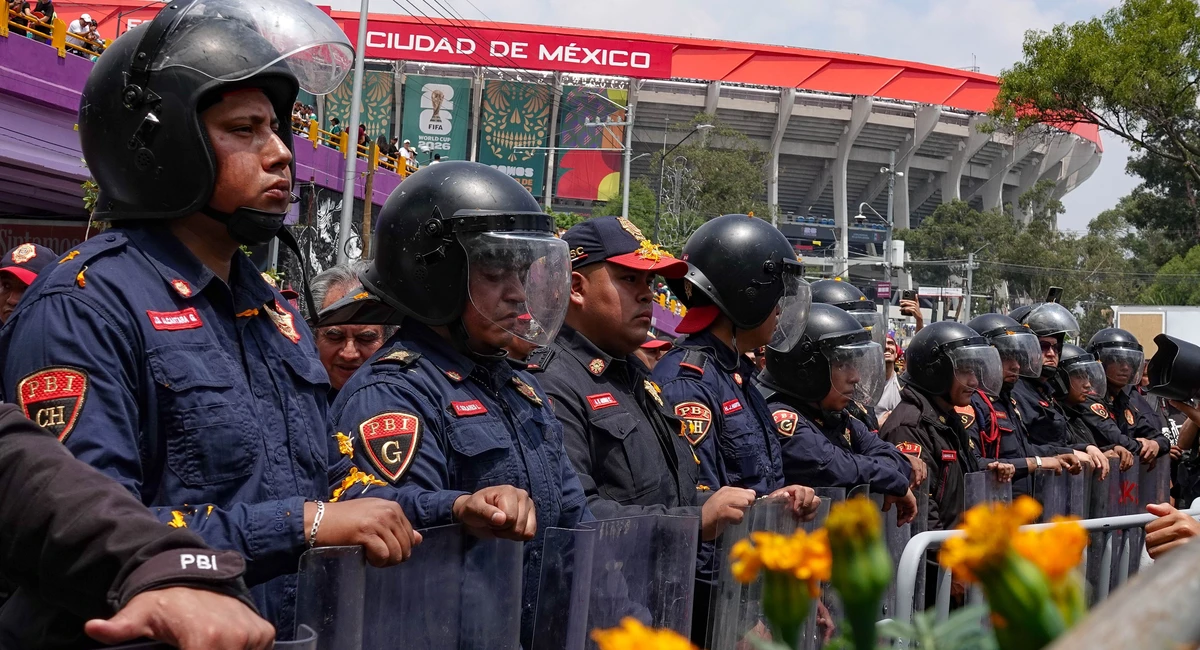 Videos Captan enfrentamiento afuera del Estadio Ciudad de México durante el Mundial 2026 Video Captan enfrentamiento afuera del Estadio Ciudad de México. Cuartoscuro.