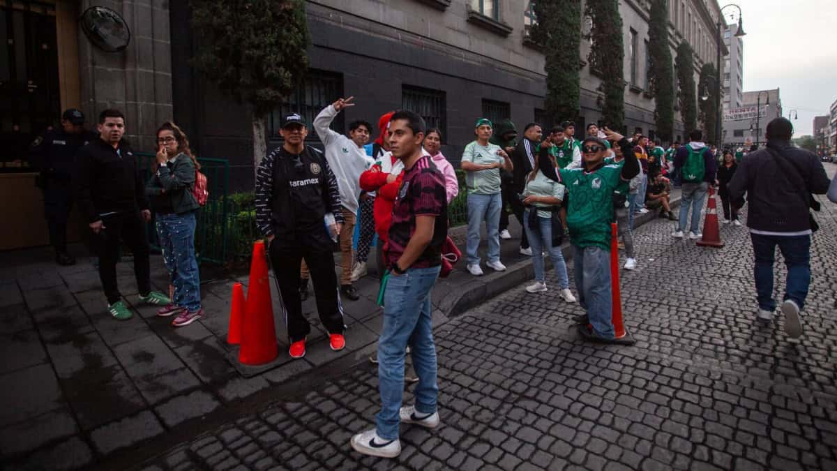 Listo Fan Fest del Zócalo de CDMX para Mundial 2026 Desde temprano, aficionados comenzaron a hacer fila para acceder al FIFA Fan Fest. Foto: Cuartoscuro