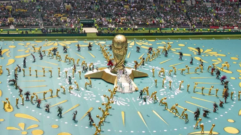Mundial 2026: De Maná a Shakira México pone a bailar al planeta con inauguración Todo comenzó con el despliegue de una enorme alfombra y una hilera de penachos que rodearon el centro donde ya se encontraba una esfera dorada. Foto: Cuartoscuro