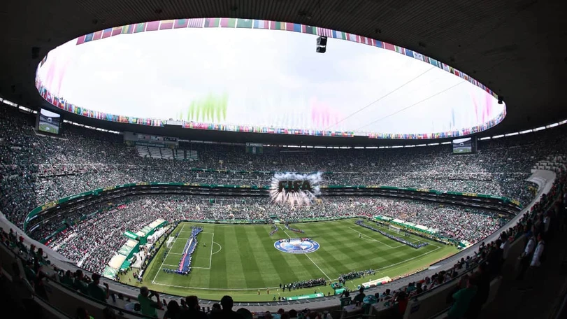 Algunos llegaron bajo el sistema Park and Ride y otros tuvieron que caminar desde El Vergel, pero el Estadio Azteca luci&oacute; lleno en su totalidad. Foto: Cuartoscuro