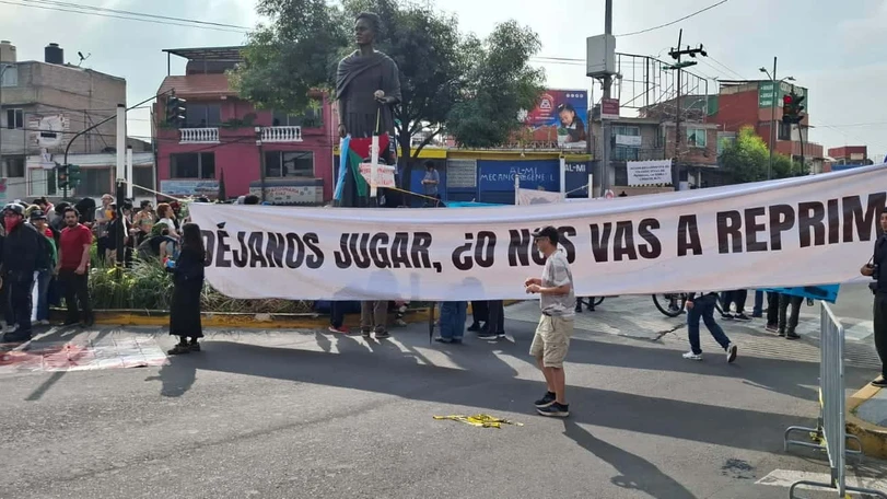 Los dos Méxicos de la inauguración del Mundial: el de la fiesta futbolera mezclado con protestas y voces que exigen justicia En el otro lado de la inauguración del Mundial, un grupo se manifestó por la comunidad de Israel. Foto: José Avilés