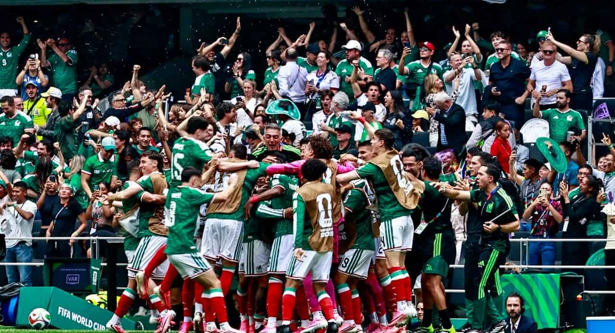 México rompió la estadística; por fin ganó un partido inaugural pero le faltó para golear a Sudáfrica México logra los primeros puntos a favor contra Sudáfrica, pero con un jugador expulsado. Foto: Aracely Martínez