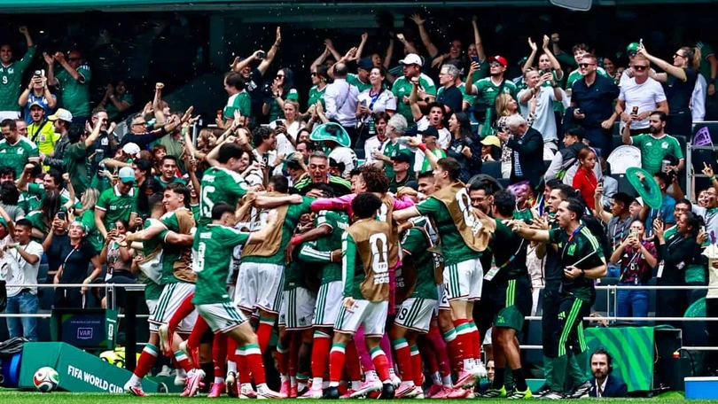 México rompió la estadística; por fin ganó un partido inaugural pero le faltó para golear a Sudáfrica México logra los primeros puntos a favor contra Sudáfrica, pero con un jugador expulsado. Foto: Aracely Martínez