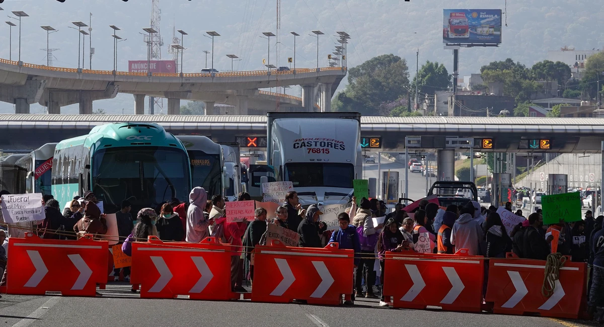 Normalistas bloquean la México-Cuernavaca y provocan cierre total en la caseta de Tlalpan Bloquean la México-Cuernavaca. Cuartoscuro.