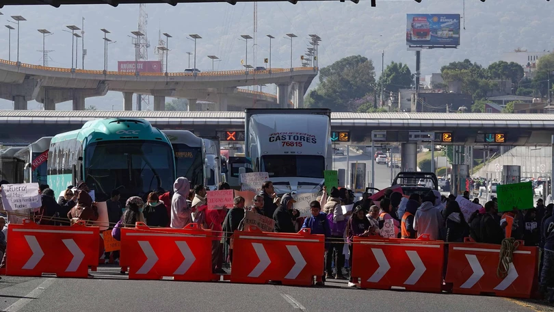 Normalistas bloquean la México-Cuernavaca y provocan cierre total en la caseta de Tlalpan Bloquean la México-Cuernavaca. Cuartoscuro.