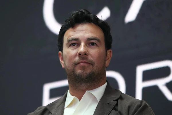 Checo Pérez tiene problemática sesión de prácticas en Barcelona con sanción y advertencia