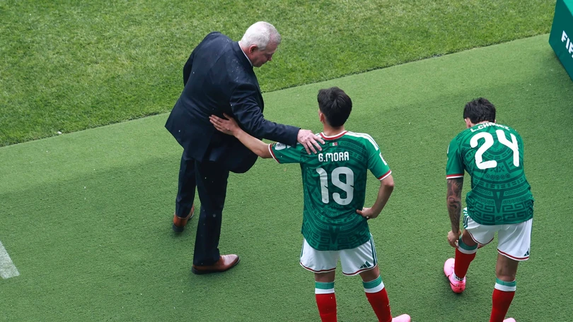El Vasco se&ntilde;al&oacute; que conf&iacute;a en Gilberto Mora para el Mundial 2026. Foto: MexSport