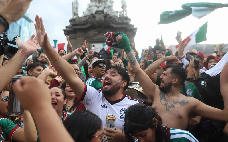 M&eacute;xico y su ambiente mundialista conquistan a aficionados extranjeros