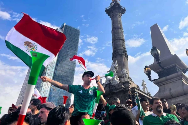 El Ángel se pinta de verde; aficionados desafían la lluvia para celebrar el debut triunfal de México en el Mundial 2026