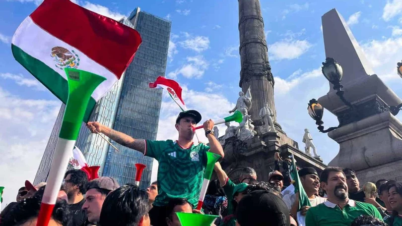 Tras el triunfo de M&eacute;xico, miles de mexicanos llegaron al &Aacute;ngel de la Independencia. Foto: Cuartoscuro