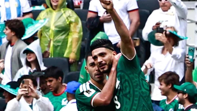 Raúl Jiménez se quita la maldición: anota su primer gol en un Mundial Raúl Jiménez anotó el segundo gol para la Selección Mexicana en el partido inaugural en el Estadio Azteca. Foto: Aracely Martínez
