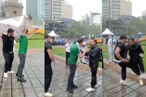 Aficionados se enfrentan con madres buscadoras en el &Aacute;ngel de la Independencia durante festejos