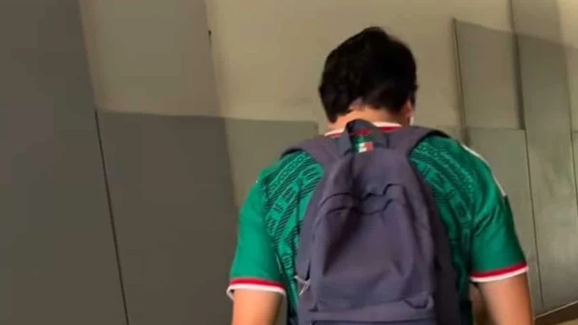 Activistas encaran a presunto trabajador del ICE por portar jersey de la Selección Mexicana ¿Trabajador del ICE por porta jersey de la Selección Mexicana? . Redes Sociales.