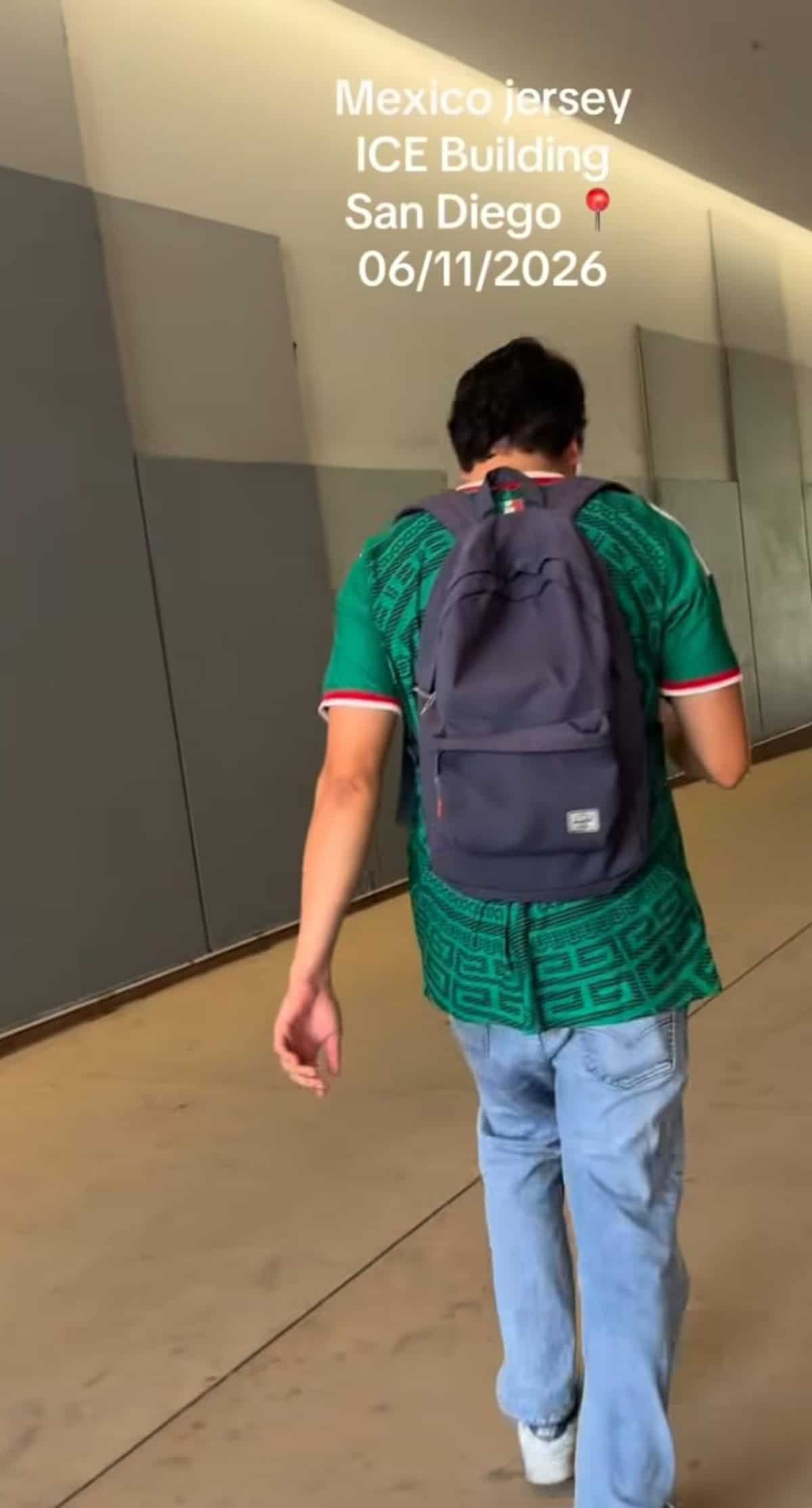 Activistas encaran a presunto trabajador del ICE por portar jersey de la Selección Mexicana ¿Trabajador del ICE por porta jersey de la Selección Mexicana? . Redes Sociales.