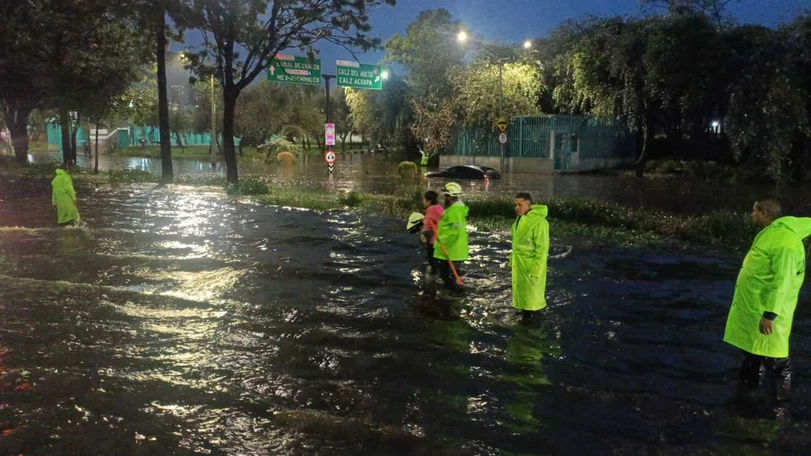 Lluvias provocan fuertes inundaciones al sur de la CDMX Un auto quedó completamente cubierto por el agua en Tlalpan. Foto: @SGIRPC_CDMX