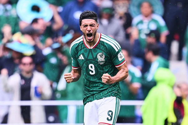 Raúl Jiménez dedicó su gol a su papá: habría sido el más feliz en el estadio