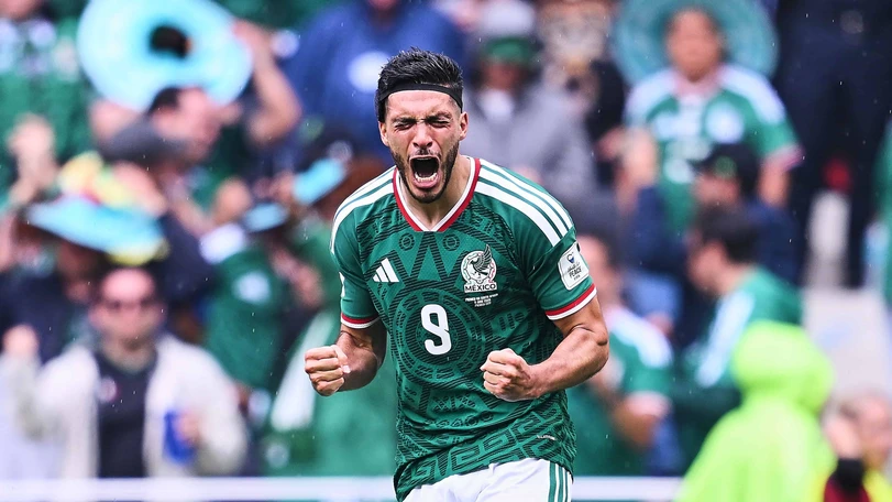 Raúl Jiménez dedicó su gol a su papá: habría sido el más feliz en el estadio El jugador mexicano rompió su maldición al anotar su primer gol en un mundial. Foto: Mexsport