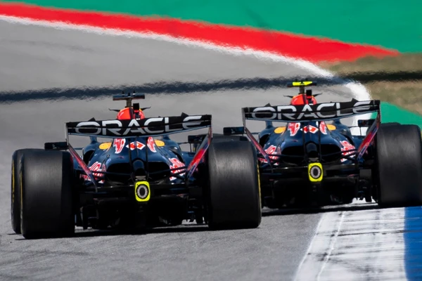 Checo Pérez finaliza 14 y Lewis Hamilton consigue primer triunfo con Ferrari
