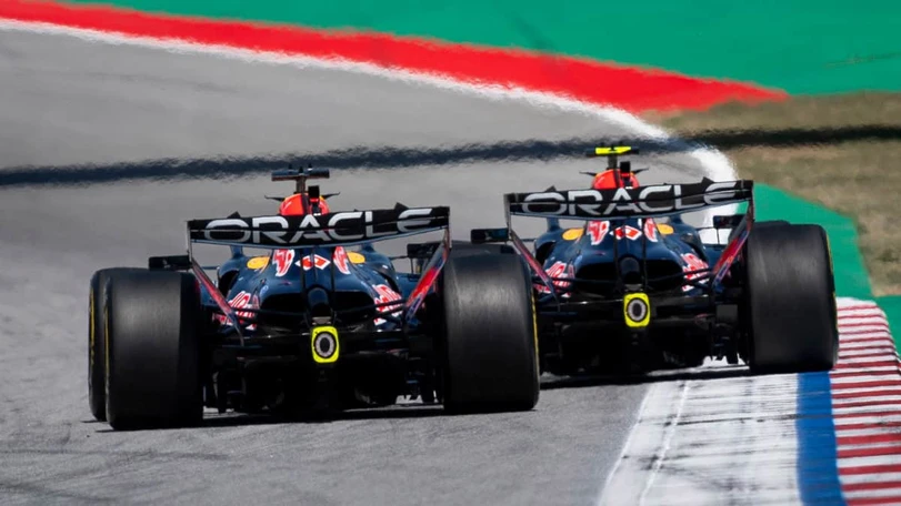 Checo Pérez finaliza 14 y Lewis Hamilton consigue primer triunfo con Ferrari El piloto mexicano, Checo Pérez quedó en el lugar número 14 en el GP de España. Foto: EFE