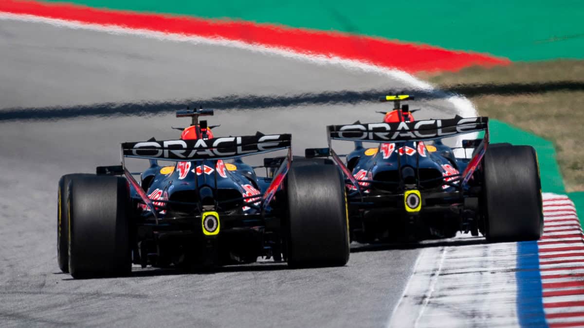 Checo Pérez finaliza 14 y Lewis Hamilton consigue primer triunfo con Ferrari El piloto mexicano, Checo Pérez quedó en el lugar número 14 en el GP de España. Foto: EFE