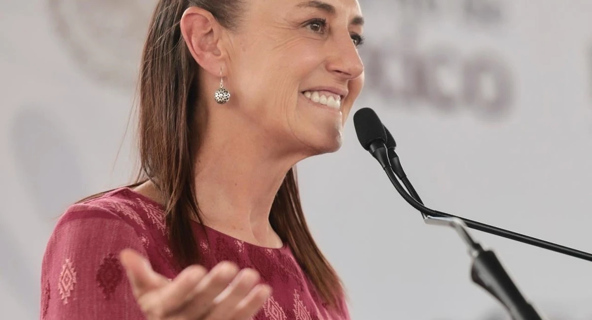 Del TikTok al templete: el Six Seven se instala en las giras de Sheinbaum Claudia Sheinbaum repitió el viral Six Seven durante una entrega de la Beca Rita Cetina en Villa de Álvarez, Colima. Foto: Cortesía