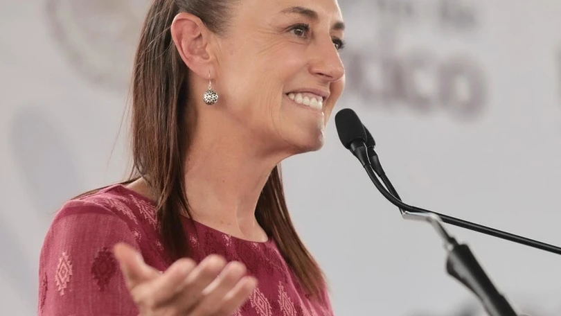 Del TikTok al templete: el Six Seven se instala en las giras de Sheinbaum Claudia Sheinbaum repitió el viral Six Seven durante una entrega de la Beca Rita Cetina en Villa de Álvarez, Colima. Foto: Cortesía