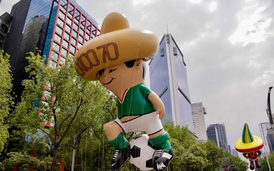 Juanito y Pique protagonizan desfile mundialista en Paseo de la Reforma