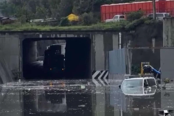 Lluvias colapsan vialidades en Edomex y suspenden servicio del Mexib&uacute;s