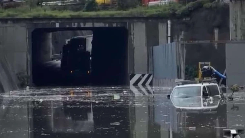 Lluvias colapsan vialidades en Edomex y suspenden servicio del Mexibús En Coacalco varios autos quedaron varados debido a las inundaciones. Foto: Redes Sociales
