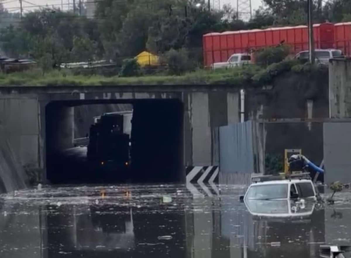 Lluvias colapsan vialidades en Edomex y suspenden servicio del Mexibús En Coacalco varios autos quedaron varados debido a las inundaciones. Foto: Redes Sociales
