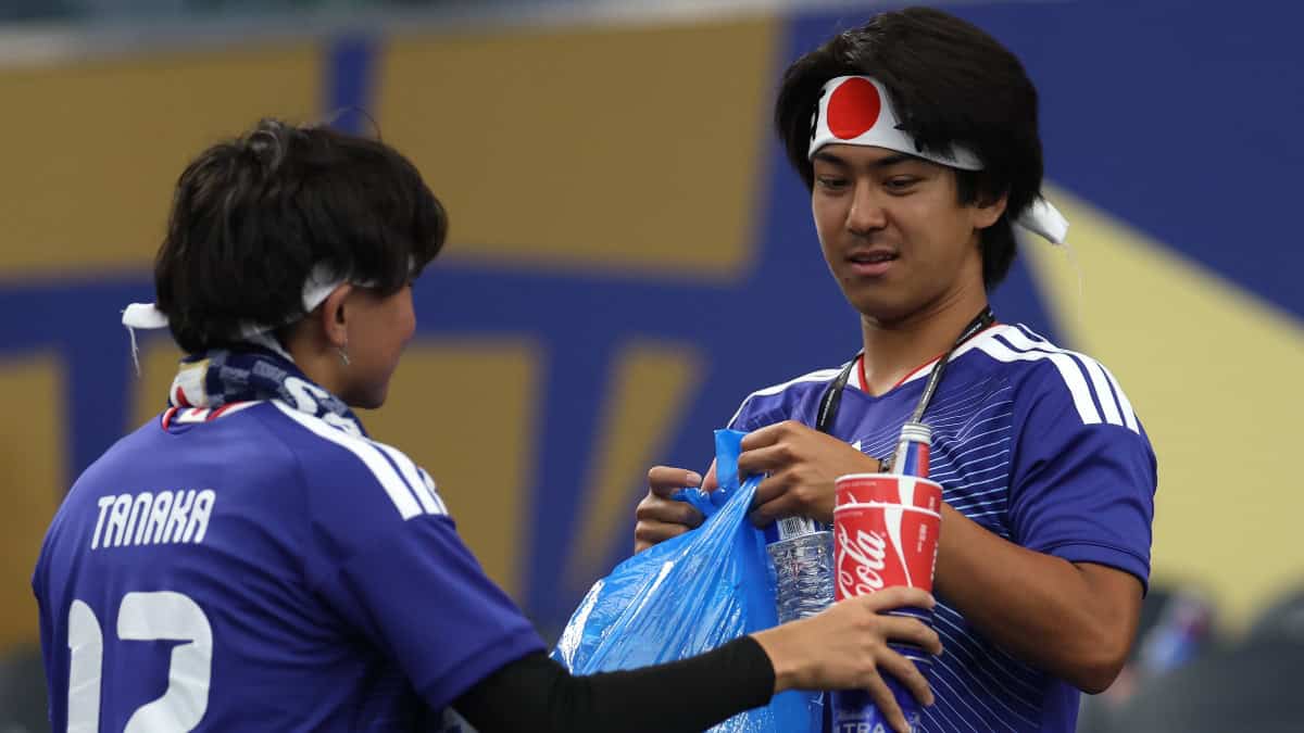 Fanáticos japoneses recogen basura después de partido La afición japonesa recoge los restos de comidas y bebida después de cada juego en el estadio donde van a apoyar a la selección. Foto: X @FIFAcom