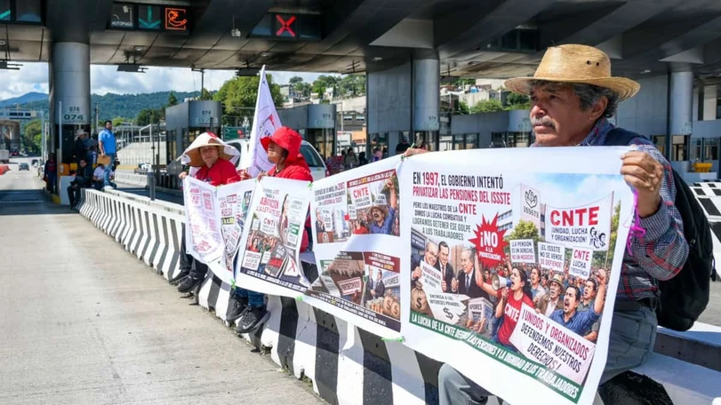 CNTE toma 3 casetas de ingreso a CDMX; ¡dan paso libre! Manifestantes de la CNTE están dando paso libre a automovilistas en las 3 casetas de principales ingresos a la CDMX. Foto: Cuartoscuro