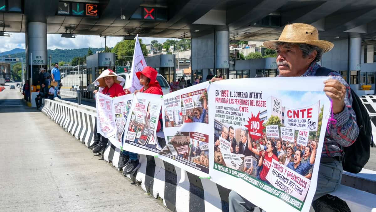 CNTE toma 3 casetas de ingreso a CDMX; ¡dan paso libre! Manifestantes de la CNTE están dando paso libre a automovilistas en las 3 casetas de principales ingresos a la CDMX. Foto: Cuartoscuro