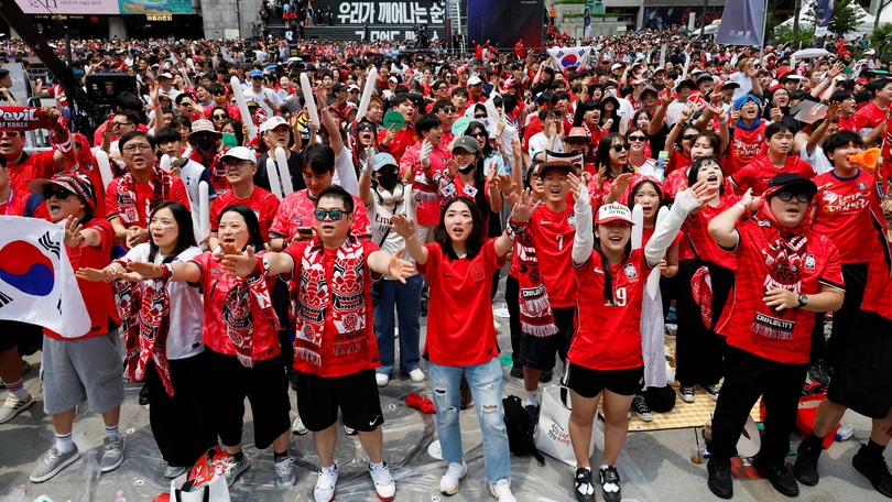 Dae Han Min Guk, el popular canto de los aficionados de Corea del Sur; ¿qué significa? Aficionados surcoreanos en Seúl viendo la Copa del Mundo | FOTO: Reuters