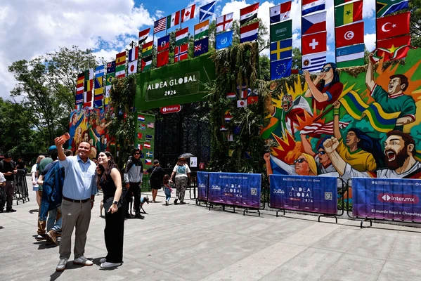 La fiesta mundialista se vive en la Aldea Global