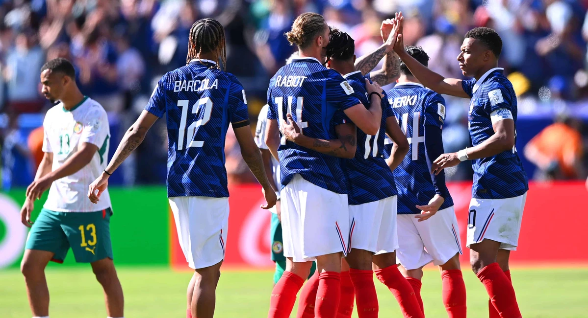 Mbappé destrabó a Francia y dio triunfo ante Senegal con doblete; rebasó a Messi y Fontaine en goles Les Blues, arrancaron su participación en la Copa del Mundo con 3 goles a favor Foto: Mexsport