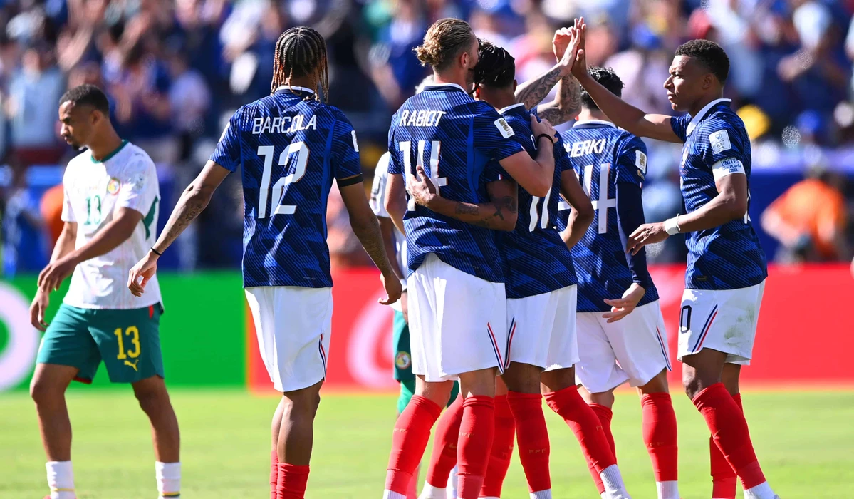 Mbapp&eacute; destrab&oacute; a Francia y dio triunfo ante Senegal con doblete; rebas&oacute; a Messi y Fontaine en goles