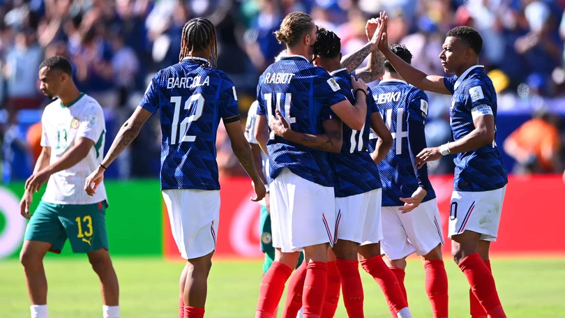 Mbappé destrabó a Francia y dio triunfo ante Senegal con doblete; rebasó a Messi y Fontaine en goles Les Blues, arrancaron su participación en la Copa del Mundo con 3 goles a favor Foto: Mexsport
