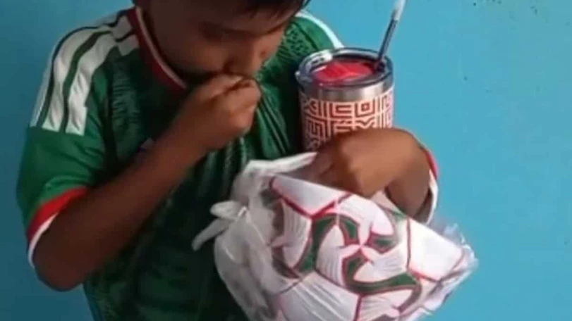 Iker se volvi&oacute; viral por hacer su propio jersey de la  Selecci&oacute;n Mexicana. Redes Sociales.