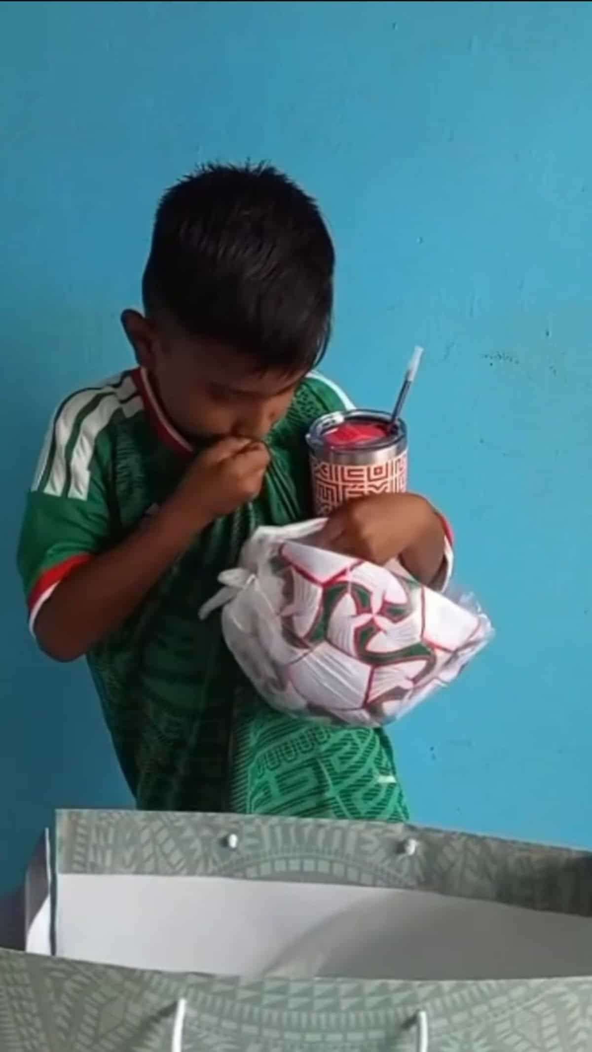 La Selección Mexicana sorprende a Iker, el niño que creó su propia camiseta del Mundial Iker se volvió viral por hacer su propio jersey de la Selección Mexicana. Redes Sociales.