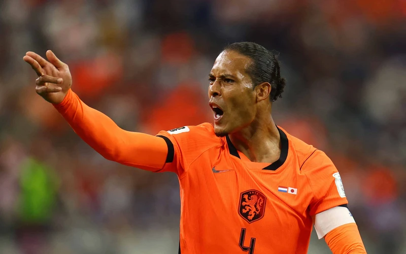 Virgil van Dijk critica las pausas de hidrataci&oacute;n de la Copa del Mundo