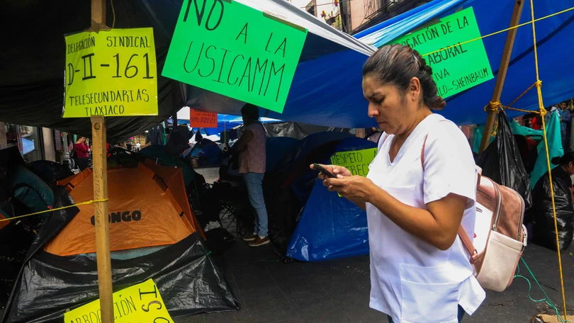 Maestros realizaron cierres simb&oacute;licos en oficinas de administradoras de fondos para el retiro. Foto: Cuartoscuro