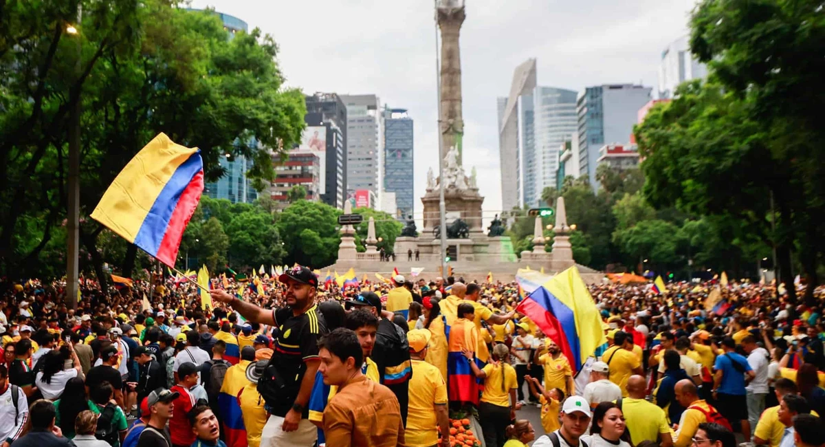 Reforma se pinta de amarillo con banderazo de aficionados colombianos El amarillo invade Reforma previo al partido de Colombia. Redes Sociales.