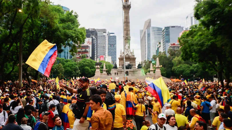 Reforma se pinta de amarillo con banderazo de aficionados colombianos El amarillo invade Reforma previo al partido de Colombia. Redes Sociales.