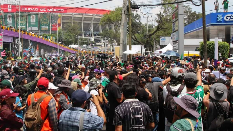 RUMBO AL COLOSO. Manifestantes de la Coordinadora se dirigen al Estadio Azteca. Foto: Cuartoscuro