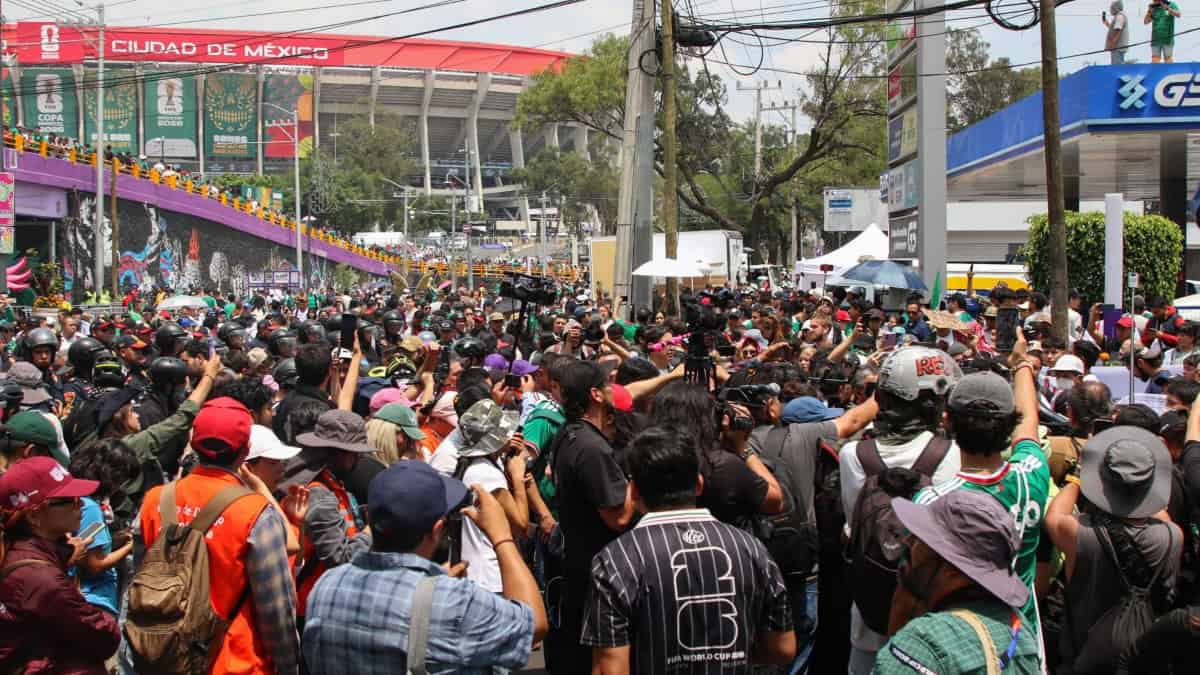 Manifestación de la CNTE hoy 17 de junio llegan al Estadio Azteca RUMBO AL COLOSO. Manifestantes de la Coordinadora se dirigen al Estadio Azteca. Foto: Cuartoscuro