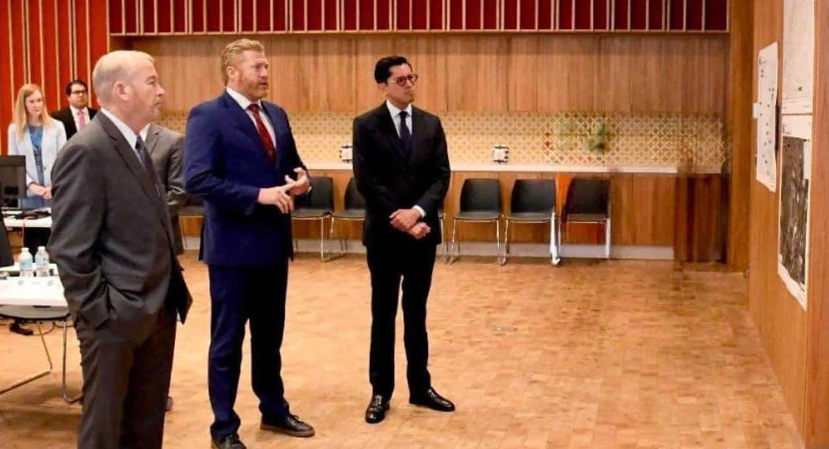 México y EU refuerzan coordinación de seguridad por el Mundial Ronald Johnson y Roberto Velasco en el centro que apoya la seguridad del Mundial 2026. Foto: @USAmbMex