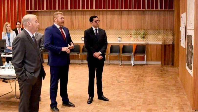 México y EU refuerzan coordinación de seguridad por el Mundial Ronald Johnson y Roberto Velasco en el centro que apoya la seguridad del Mundial 2026. Foto: @USAmbMex