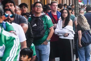 Instalan pantallas adicionales para FIFA Fan Fest del Z&oacute;calo